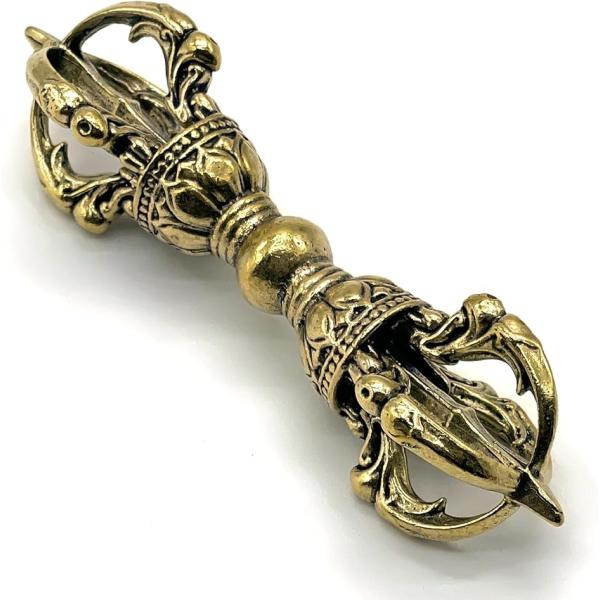 バリエーションコード : 2BULWVR4I1「高野山・不動明王にゆかりの密教法具」 高野山をはじめ真言密教で用いられる金剛杵（ヴァジュラ／ドルジェ）は、 不動明王が右手に握る法具として知られ、仏の智慧と力を象徴します。本商品は伝統的な三鈷...