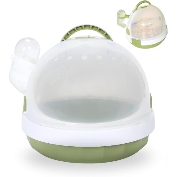 「給水器付きのペットキャリー」ハムスターや小動物の快適な移動を可能にします。給水器付きで、長時間の外出でも安心です。通気性と快適性を兼ね備え、旅行や外出時に便利です。「側面の空気穴で換気も十分」ケースの側面に空気穴があり空気がこもり続けるの...