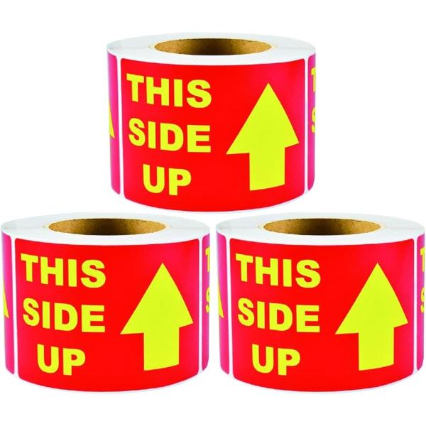 バリエーションコード : 2BUQCOCSDF7.6x4.6cmの大きめサイズで、赤い背景に黄色の文字と矢印アイコン入り。This Side Up（こちら側を上にして）の英語表記で国内外の輸送に対応し、誰が見ても一目で注意が必要と分かります...