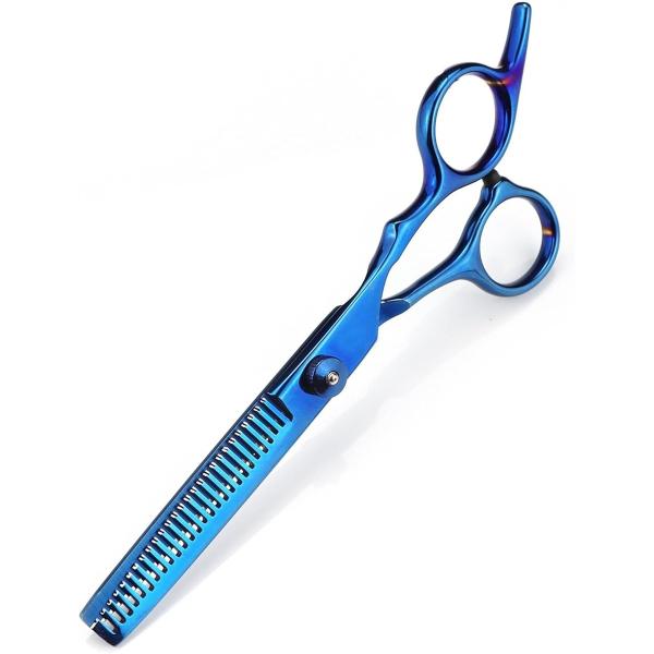 「安全性と快適性を兼ね備えたペット用カットハサミ」 初心者でも安心して使用できるよう、刃先は丸く設計されており、ペットが急に動いてもケガを防ぐ仕様です。錆びにくく高耐久なステンレス素材を使用し、切れ味が長持ちします。指を入れる部分にはフィン...