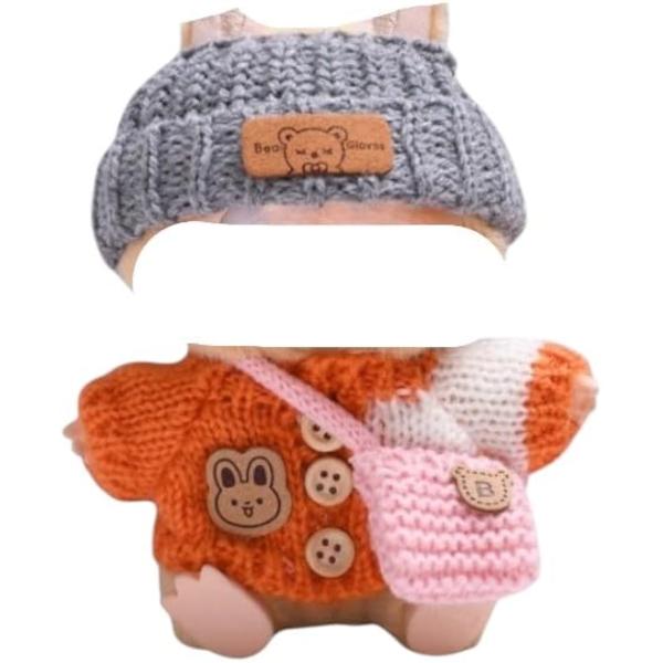 バリエーションコード : 2BURK15494＊ ラブブ専用のニットコーデセットは、あったかニット帽、ボタン留めデザインのセーター、ハンドメイド感あふれるバッグが揃ったおしゃれアイテム。ふわふわのアクリル糸を使用し、触り心地抜群で、ラブブ本...