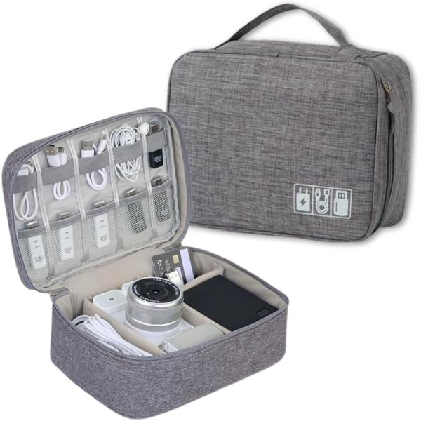 バリエーションコード : 2BUKICGTX9「もう散らからない。探し物ゼロへ。」PC周辺機器、ケーブル、充電器、マウス…全部まとめて収納。大容量ガジェットケースで仕分けも楽々。カメラやビデオカメラのケースとしても大活躍。さらに、旅行のトラ...