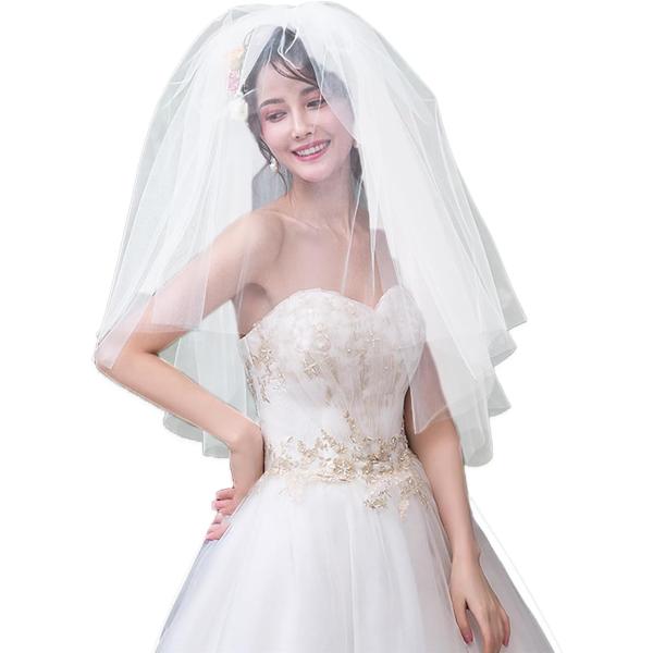 バリエーションコード : 2BUY2L8DQO繊細なレースが彩るエレガントなベール やわらかなチュール素材に縁取りレースを施した2層タイプのウェディングベール。フェイスアップスタイルに対応し、挙式シーンを美しく演出します。どんなシーンにも合...