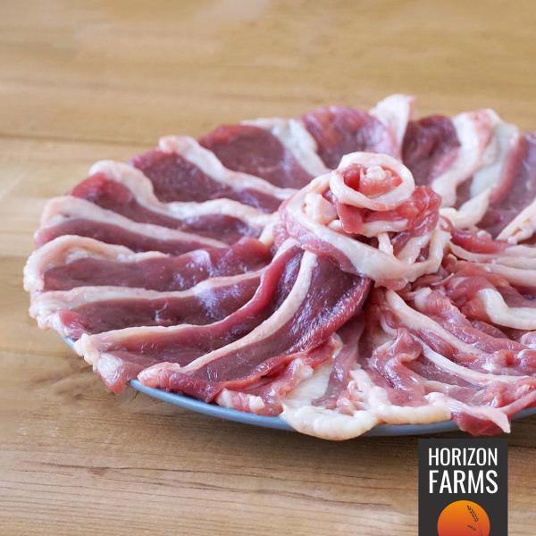 京都にて平飼いで育った高品質の合鴨スライスです。約2mmの厚さにスライスされているので、煮込み料理や炒め物など、様々なお料理に簡単にお使いいただけます。鴨鍋や鴨そば、すき焼きなどの煮込み料理にお使いいただくとお肉に柔らかさが増し、お肉の旨味...