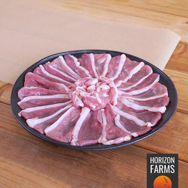 京都にて平飼いで育った高品質の合鴨ロース（むね肉）をご用意しました。1パック200g入りです。約2mmの厚さにスライスされているので、煮込み料理や炒め物など、様々なお料理に簡単にお使いいただけます。鴨鍋や鴨そば、すき焼きなどの煮込み料理にお...