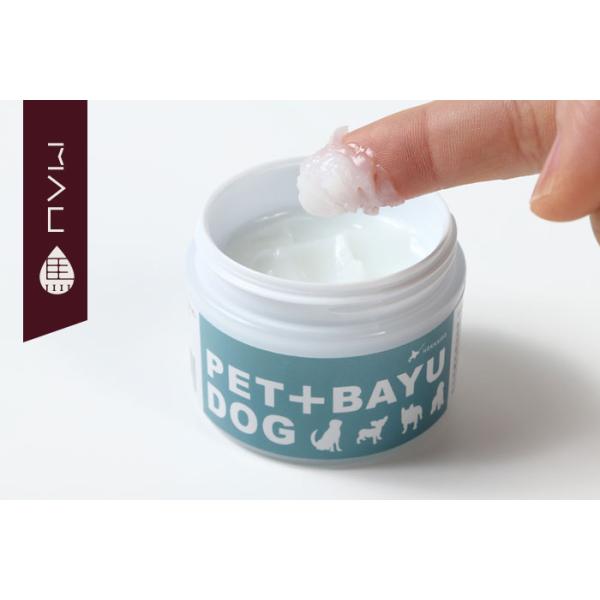 適量を手に取り、手のひらで温めた馬油を肉球や身体に刷り込むように塗ってください。舐めて口に入っても問題ございません！馬油は人の皮脂と脂肪酸組織が近く、皮膚の隙間に浸透して肌によくなじみます。肌に塗った瞬間は少しべたつく感じですが、少し経つと...