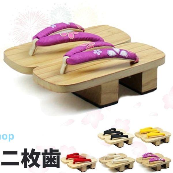 夏のお祭りや花火大会におすすめな、ナチュラルな桐下駄です。 材質にコーティングを施しており、水濡れや汚れによる劣化も防ぎます。 浴衣姿にはもちろん、洋服と合わせてサンダルの代わりにお履きいただいても素敵です。 ゴム底のため,滑り止めです。 ...