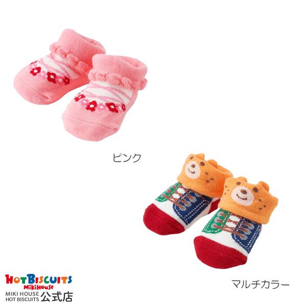 ミキハウス ホットビスケッツのシューズ風ベビーソックス。折り返しにビーンズのお顔があるスニーカー風とかわいらしいバレエシューズ風のソックス。歩く前のベビーちゃんもこれを履けば、シューズデビュー気分！はいはいやたっちの時期の足元がかわいく決ま...