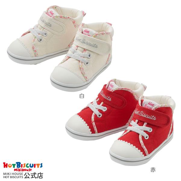 ミキハウス ホットビスケッツのセカンドベビーシューズ。小花柄のパイピング、ロゴのラメ、トゥーキャップの丸みのあるカットでかわいさと上品さがつまったシューズ。パンツ、スカートどちらにも合わせやすく、普段使いからお出かけにも使いやすいデザインで...
