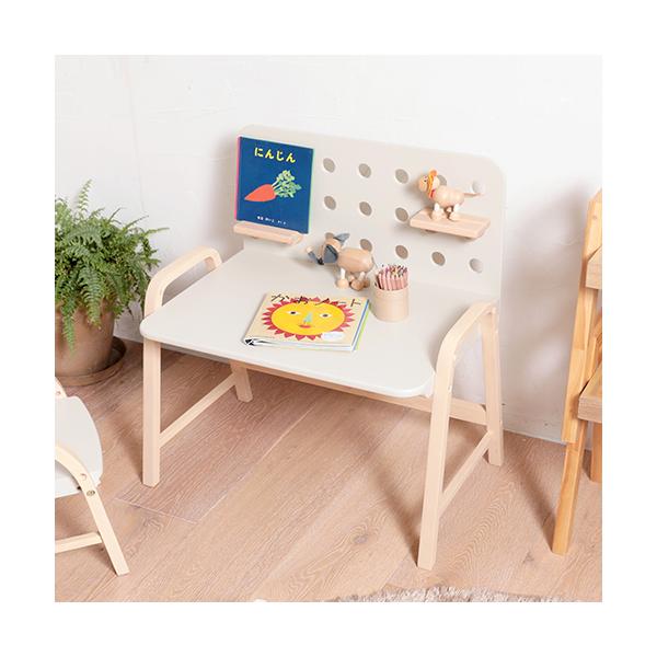 お子様にとっての"はじめての机"に。おしゃれな有孔ボード付きキッズデスク。インテリアに馴染む天然木を使用した、可愛い子供用デスクです。棚板を自由にアレンジできる有孔ボードがおしゃれなデザイン。お絵かきや工作などの遊びからタブレット学習など、...