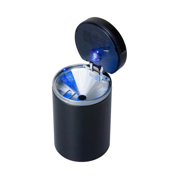 ●純正や後付けのドリンクホルダーにすっぽり収まる置き型タイプの缶灰皿です。●夜間や暗い場所でのご使用に便利な電池で光るブルーLED照明付き。(LEDの点灯消灯はフタの開閉角度に伴って作動します。)●火がついたまま捨てられる、自然消火穴付きで...