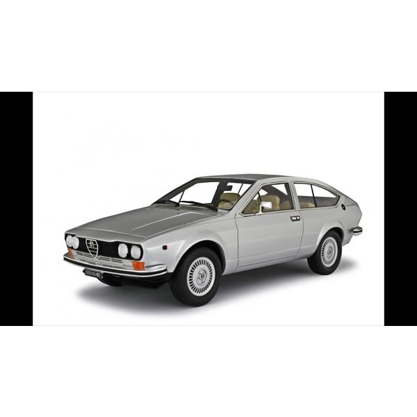 ミニカー アルファロメオ・アルフェッタ GTV 1600 銀色 1/18 LRM ALFA