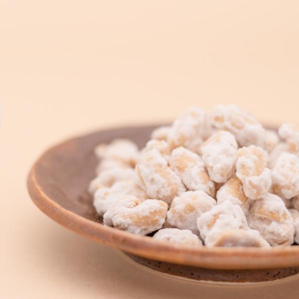 落花生に溶かした砂糖を絡めた、甘くて昔なつかしい伝統の味です。