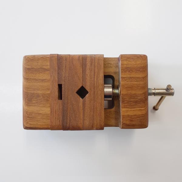 【商品特徴】継ぎ木をしないで１本の木から、くり貫いて作られた印床です。ネジ式で、かなりの力で絞めて印材を固定するので、継ぎ木で作った印床に比べると丈夫で長持ちします。【商品サイズ】約115×70×50ｍｍ（ネジの部分を除いたサイズです）※刃...