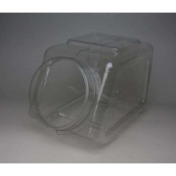 こちらのメーカーの商品は１サイズとなりました。他メーカーの商品との互換性はございません。ガラス瓶のような重量感はないですが、いろいろな用途があるプラスチックケースです。サイズは、底が13cm四方、寝かした状態で高さ15cmほどです。（でっぱ...