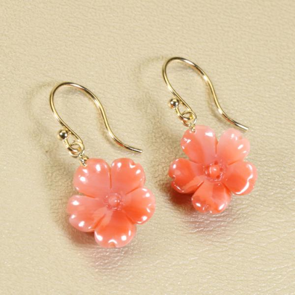 宝石珊瑚のSANSUI ピンク 桜色 深海珊瑚 桜 花 揺れる ピアス フック