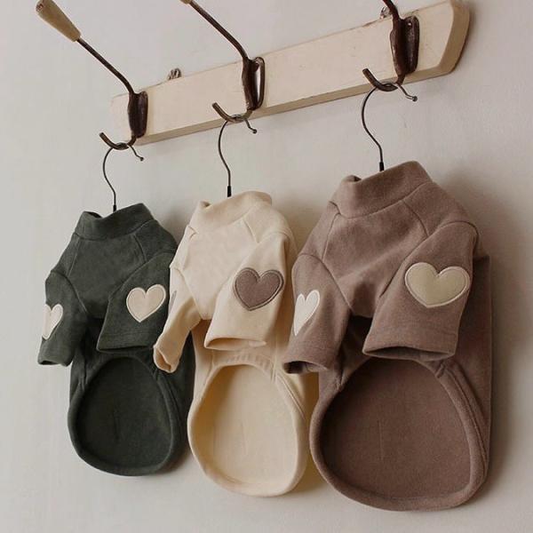 ●春秋冬の時期にぴったり犬の服！やわらかい素材で出来ているため、肌あたりがやさしい！●織り密度が高く、空気が溜まりやすく、軽量で保温性に優れ、丁寧な縫製でしっかりとした生地感が持ち味です！●伸縮性があり動きやすい素材、しっとり柔らかい優しく...