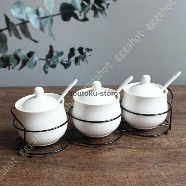 商品の説明材質：セラミックス250mlサイズ（1個）：約8×9.5cmA=3個調味料ポット+1個ラック、B=3個調味料ポット+1個セラミックストレイ、C=4個調味料ポット+1個ラック、D=3個調味料ポット（純白）+1個ラック色：ホワイトその...