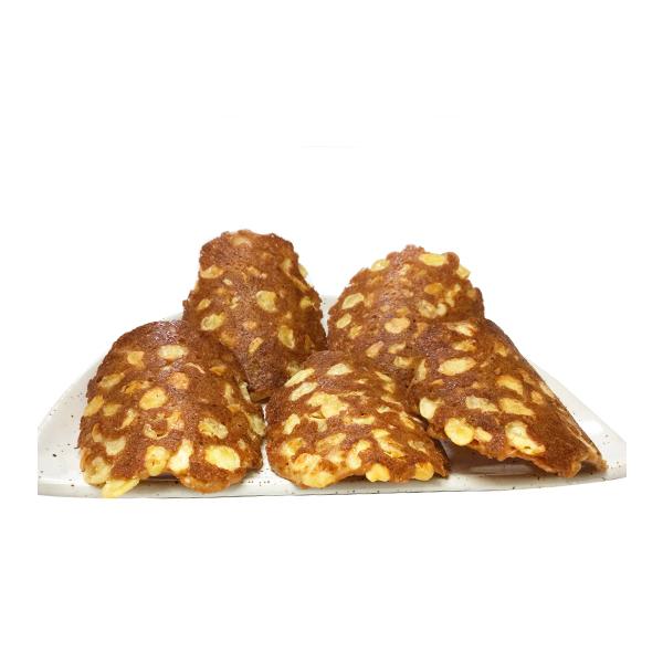 柔らかいフライビーンズをコクのある黒糖の生地に混ぜ込み焼き上げた逸品です。黒糖・三温糖・上白糖を練り上げた生地に柔らかいフライビーンズを混ぜ込みました。お豆の塩っけと黒糖の甘さとパリンとした食感がクセになり止まりません。［分類］あられ・おか...