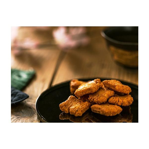 歯ごたえのあるかりっと香ばしい七味あじです。法善寺あられの看板商品！当店売れ筋NO1！人気商品で大袋がよく売れています。マスコミによく取り上げられています。［分類］あられ・おかき・せんべい・かきもち