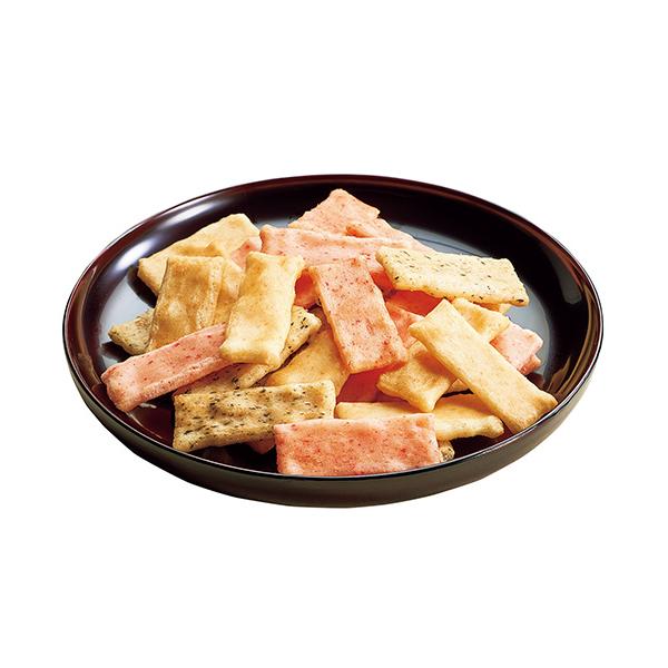 短尺状の薄くてパリッとした食感のサラダ味の商品です。白モチ、青海苔、海老の三種類の味がお楽しみいただけます。若い方からご年配の方まで年齢に関係なく、人気のある商品です。［分類］あられ・おかき・せんべい・かきもち