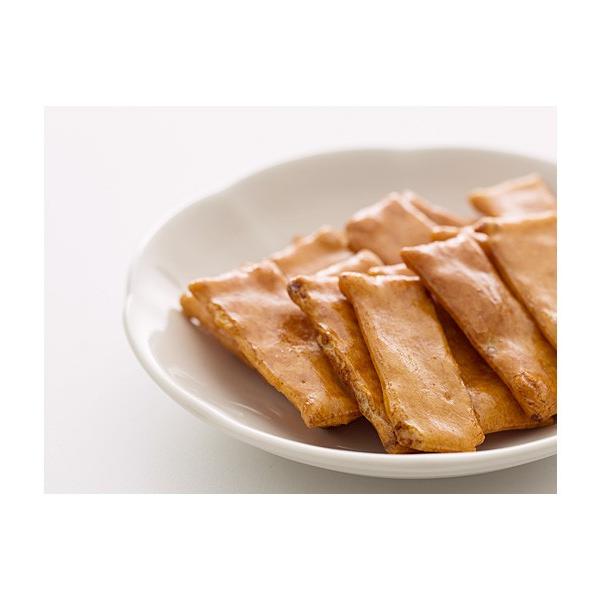 薄く短尺状に仕上げ、どなたにも好まれるあられの原型です。本格正統派の醤油味で、お口のなかにあられの風味が広がり、原料の良さが一際目立ちます。［分類］あられ・おかき・せんべい・かきもち