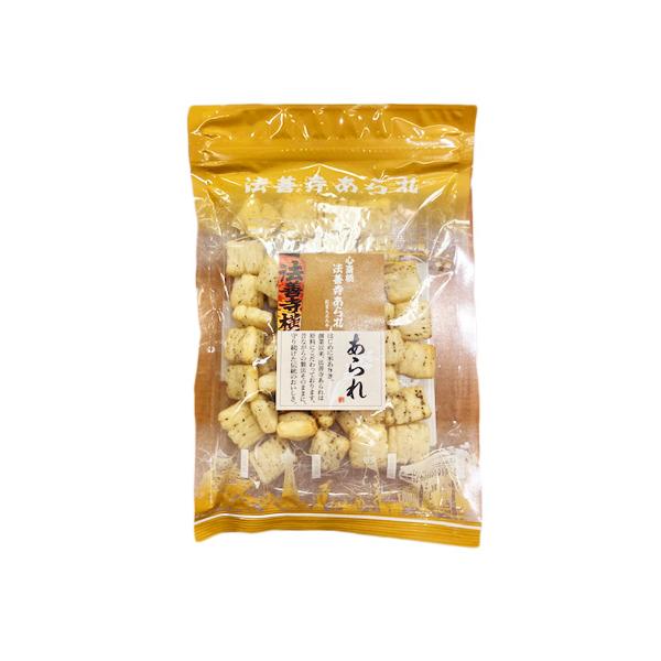 小ぶりのサラダ味のあられに人気のある黒胡椒で味付けしています。黒胡椒の辛さと香ばしさが見事にマッチしています。［分類］あられ・おかき・せんべい・かきもち