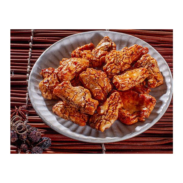 甘めの醤油味です。歯ごたえがあり、あられ好きの人に人気があります。天然の深いひびに醤油が染み込みしっかりと味がついています。法善寺あられの定番商品です。［分類］あられ・おかき・せんべい・かきもち