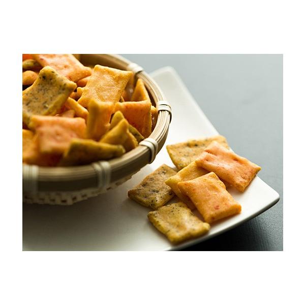 白餅、海老、青海苔の生地を食べやすい小さな短尺状に切り揃えたマヨネーズ味の商品です。それぞれの味が微妙に影響し味わい深いあられとなっております。［分類］あられ・おかき・せんべい・かきもち