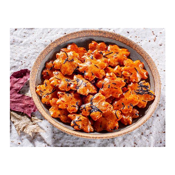 桜の形に切り抜いた溜り醤油味のあられに国産の上質な海苔を散らしています。食べやすい小型の商品です。［分類］あられ・おかき・せんべい・かきもち