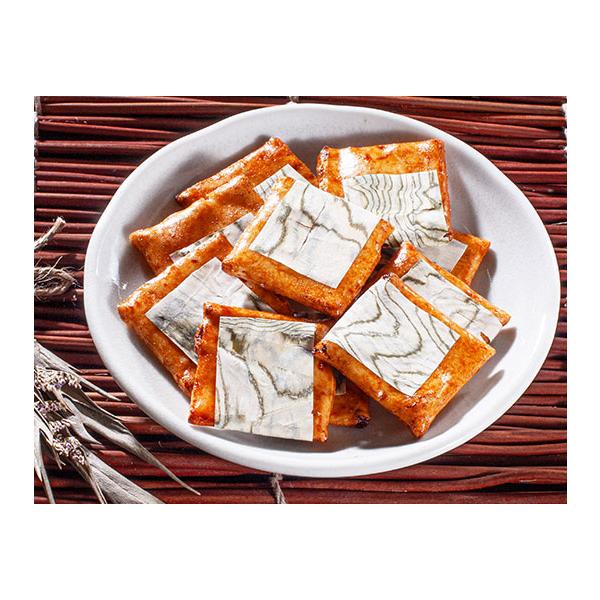 大阪名物おぼろ昆布を四角い薄型の醤油あられに巻いています。繊細な味のセッティングになっています。このおぼろ昆布をあられに巻くというアイデアは弊社の考案です。［分類］あられ・おかき・せんべい・かきもち