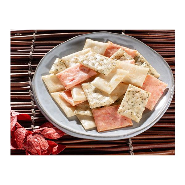 えび、青のり、白もちの三色の生地を使い、薄口醤油で上品な味に仕上げました。［分類］あられ・おかき・せんべい・かきもち