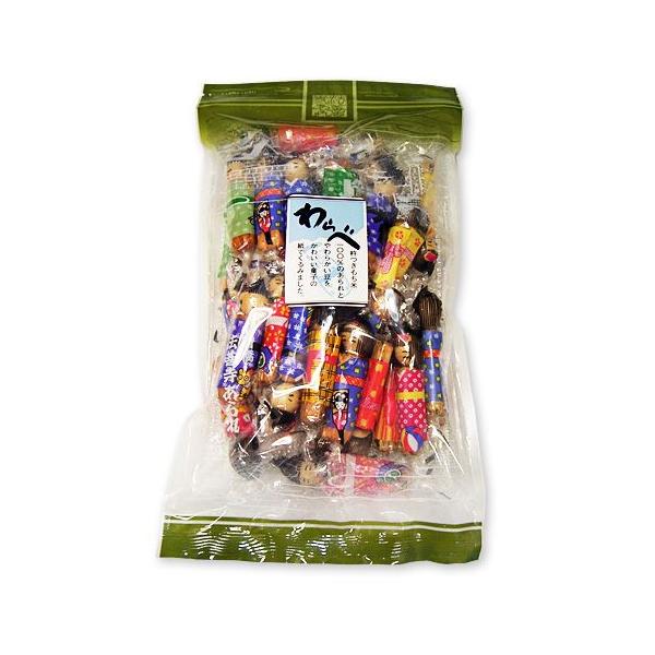 頭の部分に豆菓子、体にはあられを使い、可愛いわらべの包装紙で巻いています。可愛らしさからご年配の方に人気があり、着物を着ていて日本らしく、海外の方が買っていかれるケースも多いです。［分類］あられ・おかき・せんべい・かきもち