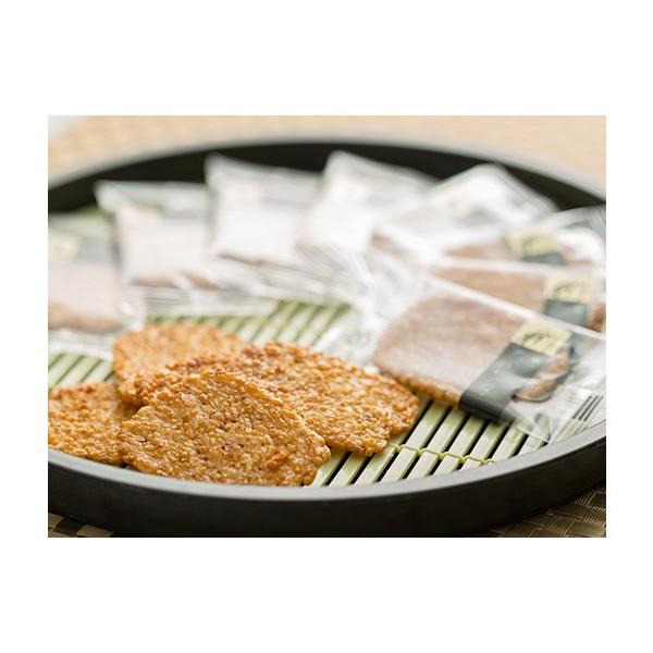 この独特の風味と歯ごたえは、原料の国内産うるち米ともち米の微妙な配合バランスとせいろ蒸しによるものです。湿りにくく、小分けしやすい個包装商品です。［分類］あられ・おかき・せんべい・かきもち