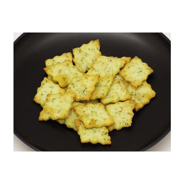 あおのりの風味がよくきいた香ばしい商品です。カリッと食べやすいサイズです。［分類］あられ・おかき・せんべい・かきもち
