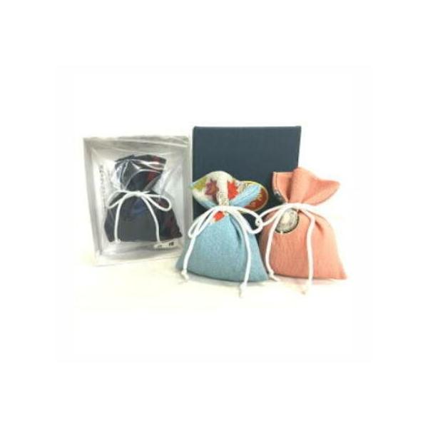 匂い袋の歴史は古く、正倉院の宝物のなかには、今日の匂い袋の原型である「えび香」が残されています。匂い袋は、常温で香る香原料を調合して袋に詰めたもの。袋を身につけて、また衣装箪笥に入れて移り香を楽しみます。四季の香りシリーズ「伽羅」は、白檀・...