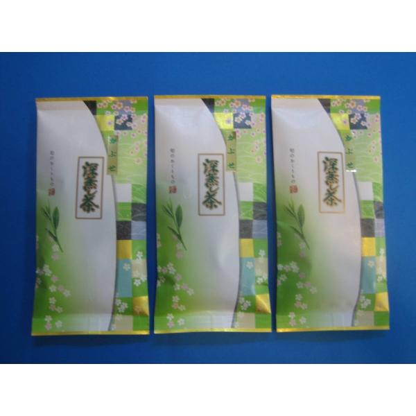 お買い得品！ 『静岡茶 かぶせ茶 深むし 』1００ｇ詰×３袋直射日光を遮って栽培するため、渋みのもとであるカテキンは通常の煎茶より少なく、旨みの元であるテアニンは多くなる。また、茶葉の色も煎茶より鮮やかになり、また被覆することにより玉露のよ...