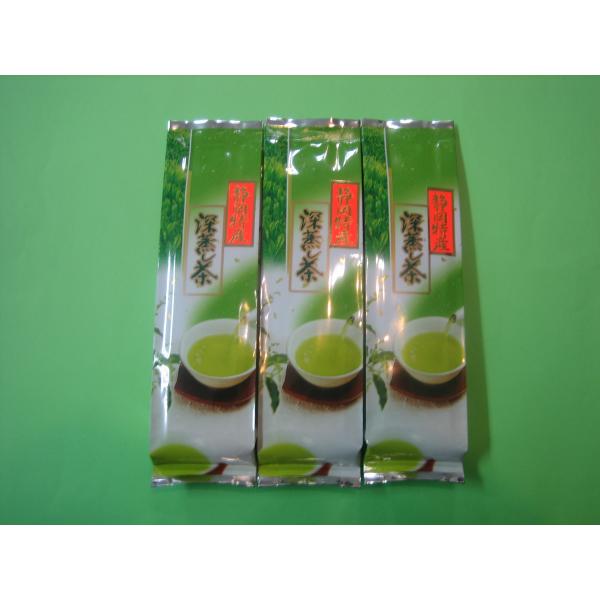 海外での抹茶の需要に伴い普通煎茶が足りなくなり、価格が高騰になりまして今回から値上げになります、大変に申し訳ございませんがよろしくお願いいたします。深蒸し茶とは、普通のお茶よりも蒸す時間を2〜3倍ほど長くして作られたもののことです。深蒸し煎...