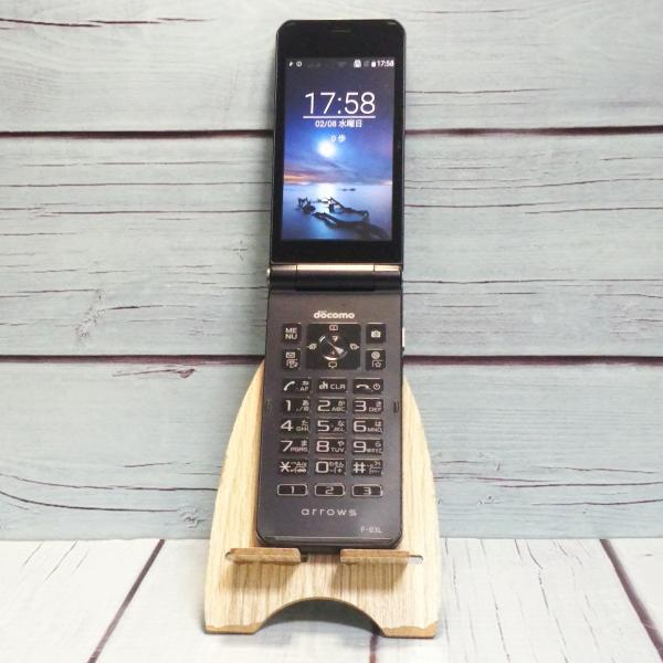 商品は本体（バッテリー内蔵）のみです。その他の付属品はありませんのでご注意ください。【特記事項】なし。【バッテリー性能】著しい性能低下がないことを確認しています（OSからの性能確認不可）【液晶の状態】擦り傷とボタン痕、若干の色むらと内部汚れ...