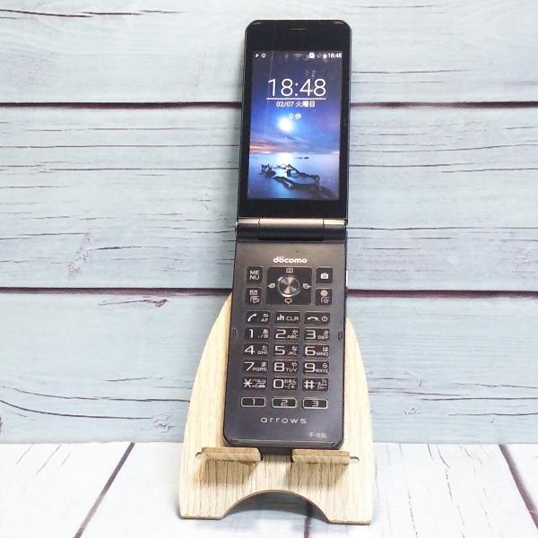 商品は本体（バッテリー内蔵）のみです。その他の付属品はありませんのでご注意ください。【特記事項】なし。【バッテリー性能】著しい性能低下がないことを確認しています（OSからの性能確認不可）【液晶の状態】擦り傷とボタン痕、うっすらと赤みがかった...