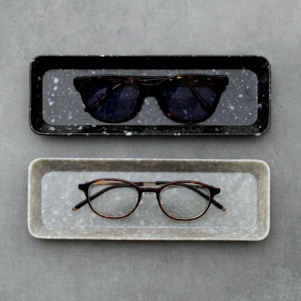 マーブル柄のシンプルなメラミントレイ。濃薄などに個体差があり、味わいのある表情が魅力。机上のごまごました小物をまとめて整理できます。こちらは筆記具などに適した縦長サイズになります。 サイズ：幅23.0 × 高さ2.0 × 奥行7.7 (cm...