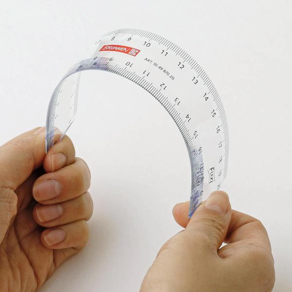 BRUNNEN(ブルネン)のフレキシブルルーラーのMサイズです。ドイツのステーショナリーメーカーBRUNNEN(ブルネン)のやわらか素材で作られた20cm定規。軽く折り曲げることができるのでペンケースなどに入れても折れてしまうこともありません。