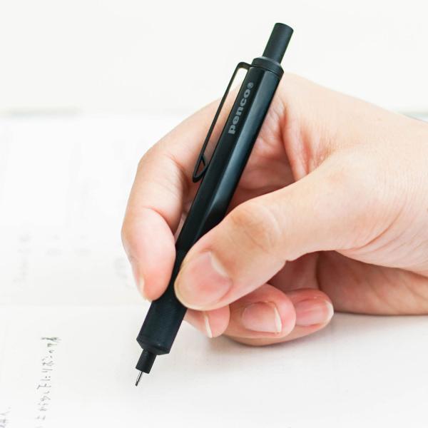 製図用ペンに着想を得たpenco（ペンコ）のドラフティングペンシルは、シンプルで洗練されたデザインと、日本製による確かな品質が魅力。ポケットに収まるショートサイズで、芯径は0.5mm（HB）です。ペン先が収納できる仕様にアップデートし、持ち...