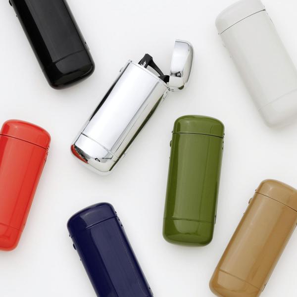 惜しまれながらも廃盤となってしまった、大人気のメガネケースが復活しました！眼鏡をしっかりと守るスチール製で、ワンプッシュで蓋が開くユニークな仕様。片手でも開閉可能なので便利です。また、間口が大きく開くのでペンケース代わりにもお使いいただけま...