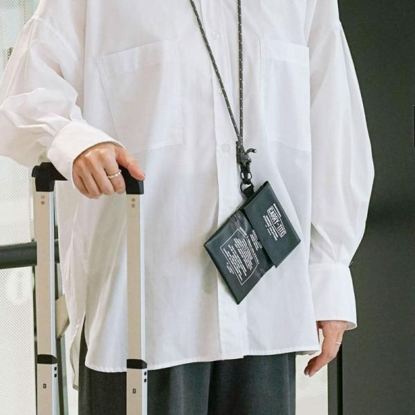 2WAY仕様の収納ケース、キャリータイトです。汚れや水濡れに強い丈夫なターポリン生地を使用しています。別売りのコードなどを通して首掛けやサコッシュとしての使い方もおすすめです。サイズ：パッケージ / 幅8.0 × 高さ16.0 × 奥行1....