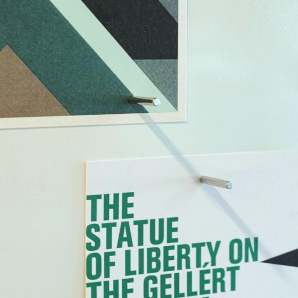 スタイリッシュなデザインが魅力のマグネット式のピン「マグネットスティック」です。ピンに使用されているネオジム磁石は通常の磁石の10倍以上の磁力があり、しっかりと固定してくれます。細くてシンプルなので、飾るものの邪魔もしないのも嬉しいポイント...