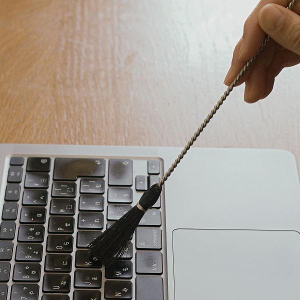 馬毛を使用した小さめのお掃除ブラシです。細かい毛束がパソコンのキーボードやコーヒーミルなど狭い箇所のお掃除にぴったりです。やわらかい馬毛は掃除箇所を傷つけにくいすぐれもの。お料理のアク取りにもご使用いただけます。使い終わったら洗って吊るして...