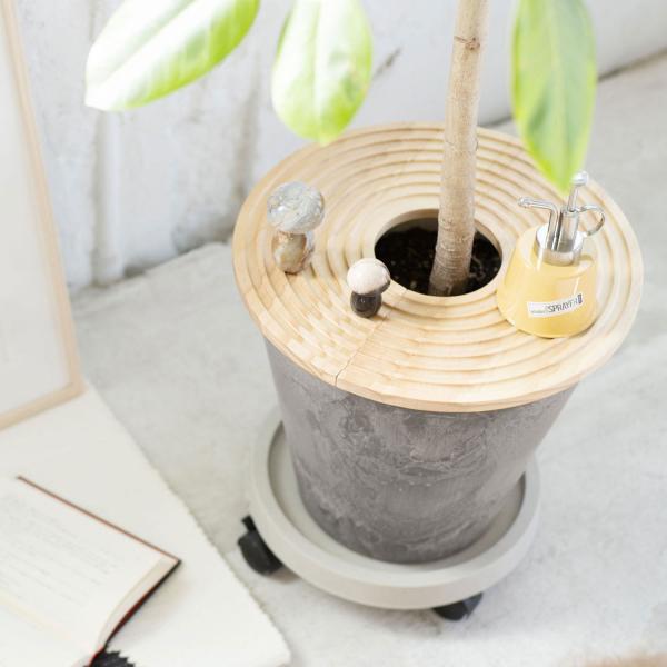 amabroの半円の形をした木製のトレイ。半円だけを使い小物を飾ったり、2枚を組み合わせてART STONE（アートストーン）M・Lサイズのプランターカバーとしても使用可能。2枚のトレイはマグネットで簡単に装着可能なので、溝加工のある表面と...