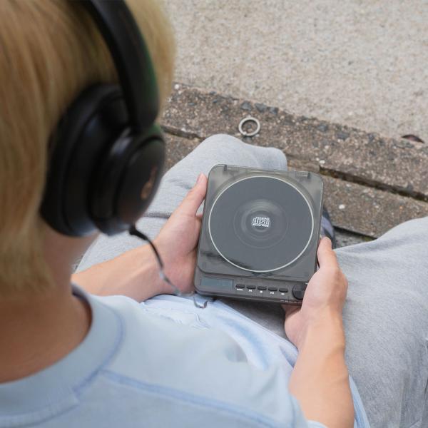 レトロなデザインと思い出の音楽でチルアウト。PIXEL TUNES(ピクセルチューンズ)は、壁掛けもできるBluetooth対応のCDプライヤーです。内部機構が透けるレトロフューチャーなスケルトンボディに、最新機能を搭載したガジェット。CD...