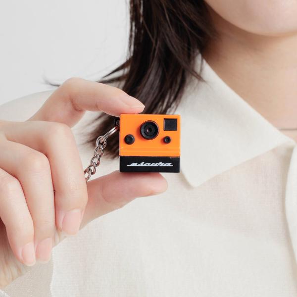 キーホルダーサイズに驚かされる、レトロなインスタント・デジタルカメラ。写真だけでなく動画も撮影できます。USBやメモリーカードでデータ保存も簡単。本物には見えないサイズ感ながら日常のワンシーンをレトロに切り取ります。誰でも直感的に操作できる...